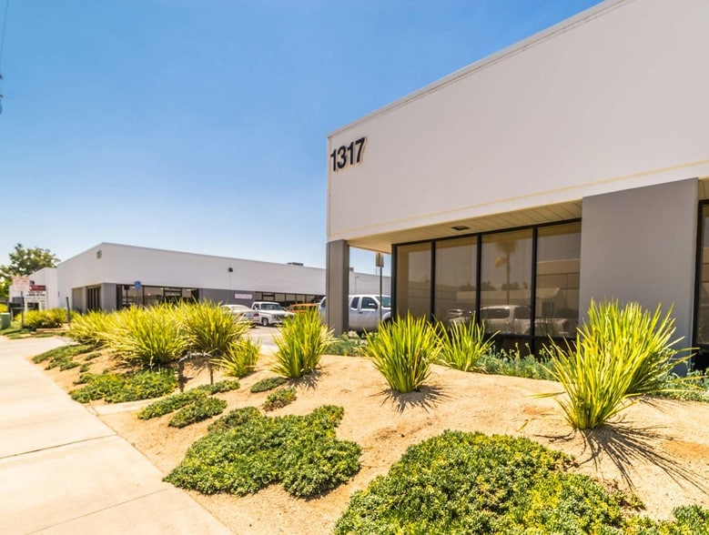 1305 Simpson Way, Escondido, CA à louer - Photo du bâtiment - Image 2 de 4