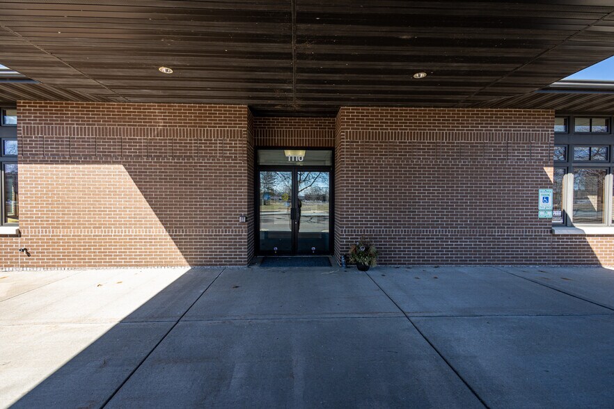 1110 Oak Ridge Dr, Eau Claire, WI à louer - Photo du bâtiment - Image 3 de 30