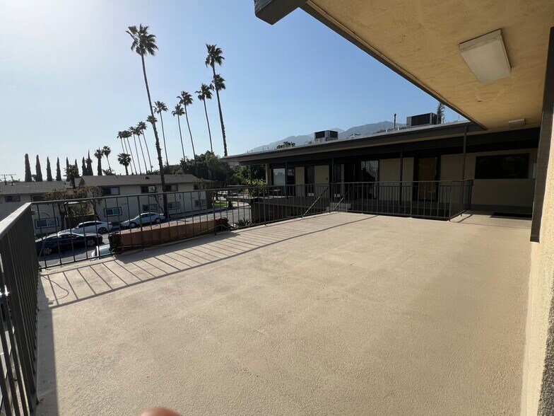 686-698 W Foothill Blvd, Monrovia, CA à louer - Photo du bâtiment - Image 2 de 8