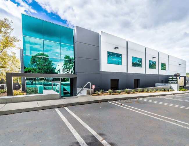 1880 Diamond St, San Marcos, CA à louer - Photo du bâtiment - Image 2 de 6