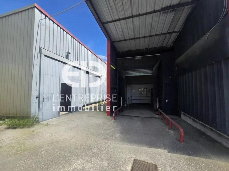 Industrial in Carros for lease - Building Photo - Image 3 of 15
