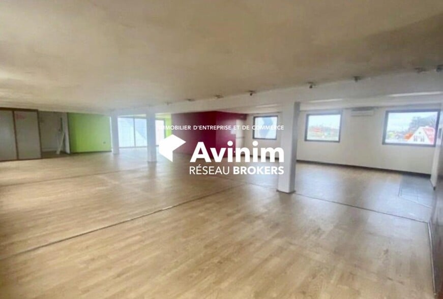 Retail in Franconville for lease - Interior Photo - Image 3 of 5