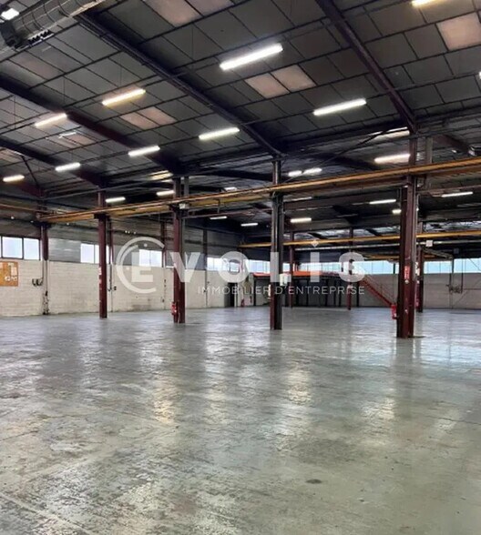 4 Rue Des Alpes, Vaulx-en-Velin à louer - Photo du bâtiment - Image 3 de 19