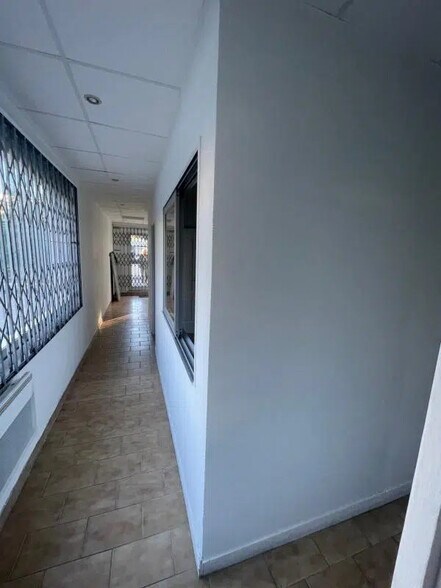 Flex in Saint-Laurent-du-Var for lease - Interior Photo - Image 2 of 6