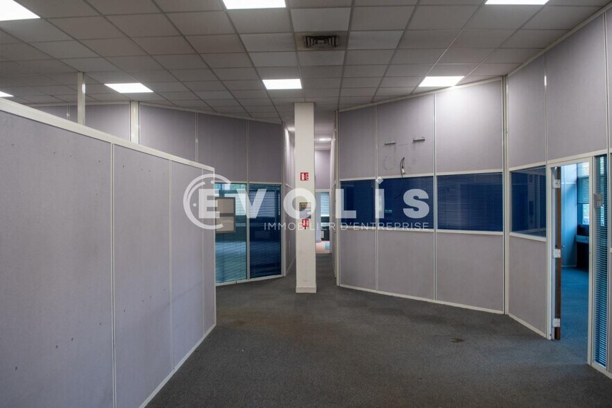 Flex in Villebon Sur Yvette for lease - Interior Photo - Image 3 of 41