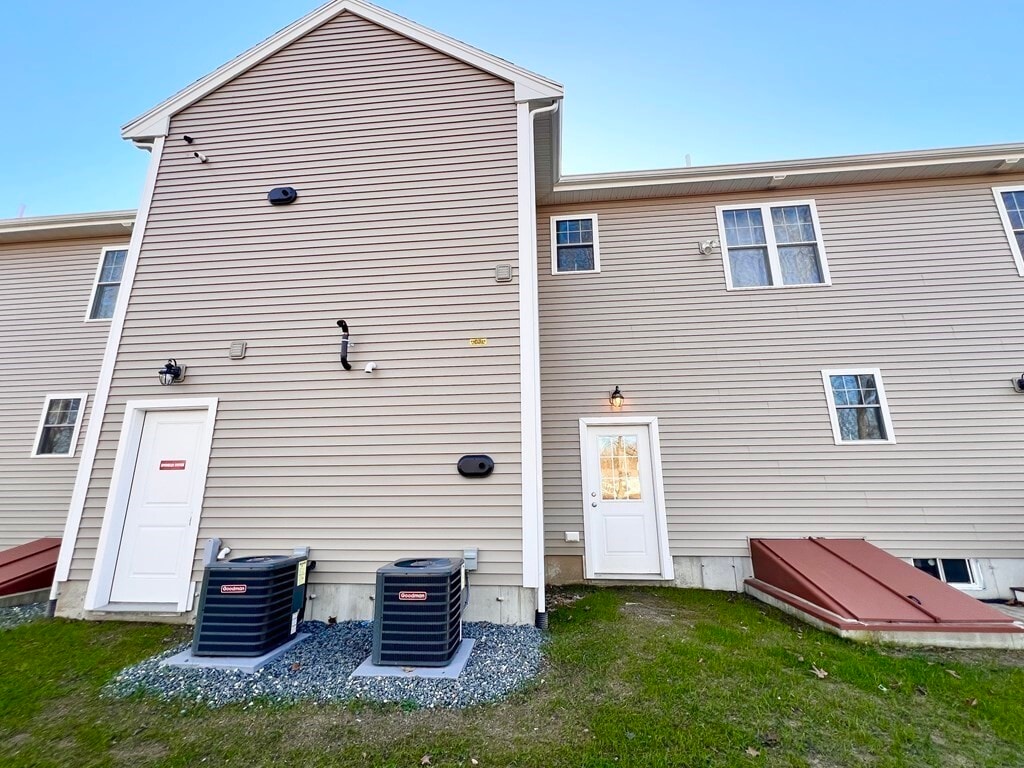 140 N Walker St, Taunton, MA 02780 - Unité 413 - - Photo intérieure - Image 2 of 6