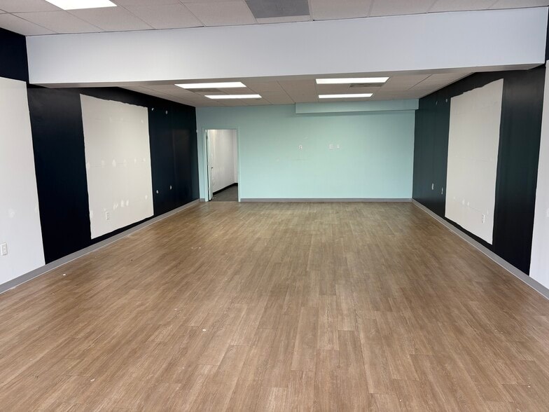 1558-1560 Freeway Dr, Reidsville, NC for lease - Building Photo - Image 3 of 4