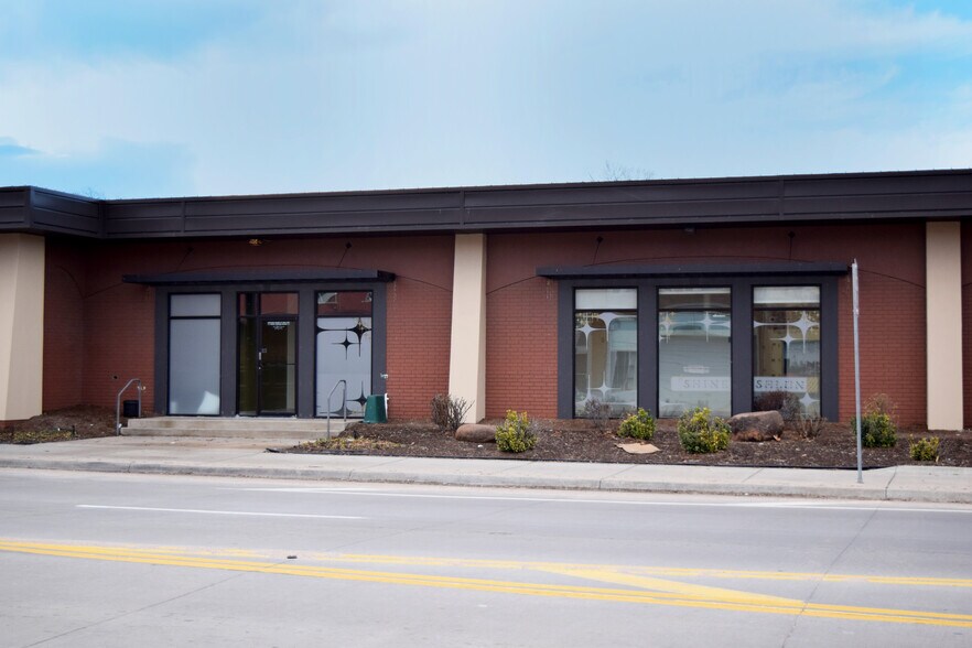 1725 E Douglas Ave, Wichita, KS à louer - Photo du bâtiment - Image 3 de 11