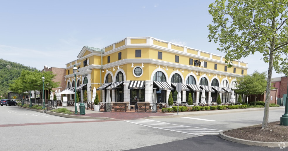 100-148 W Bridge St, Homestead, PA for lease - Building Photo - Image 1 of 4