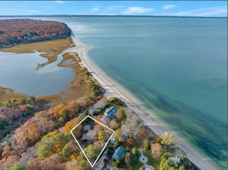 More details for 14 E Landing Rd, Hampton Bays, NY - Multifamily for Sale