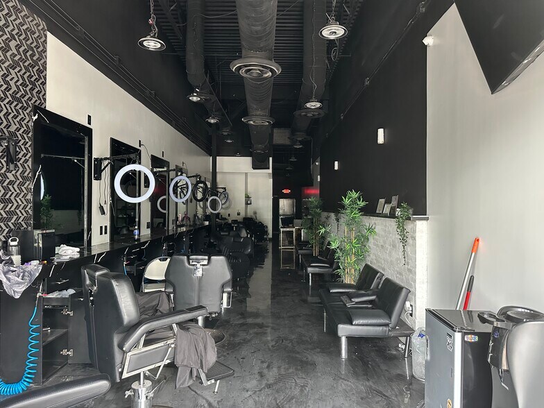 5185-5221 W 34th St, Houston, TX à louer - Photo du bâtiment - Image 2 de 5