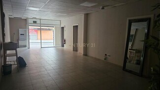 Plus de détails pour Multi-résidentiel à vendre