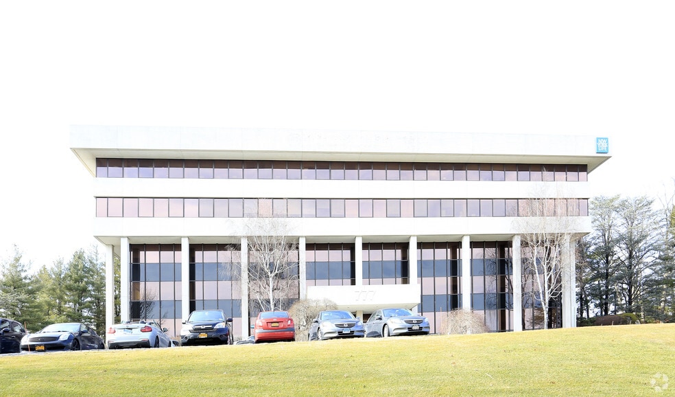 777 Westchester Ave, White Plains, NY à louer - Photo du bâtiment - Image 3 de 4