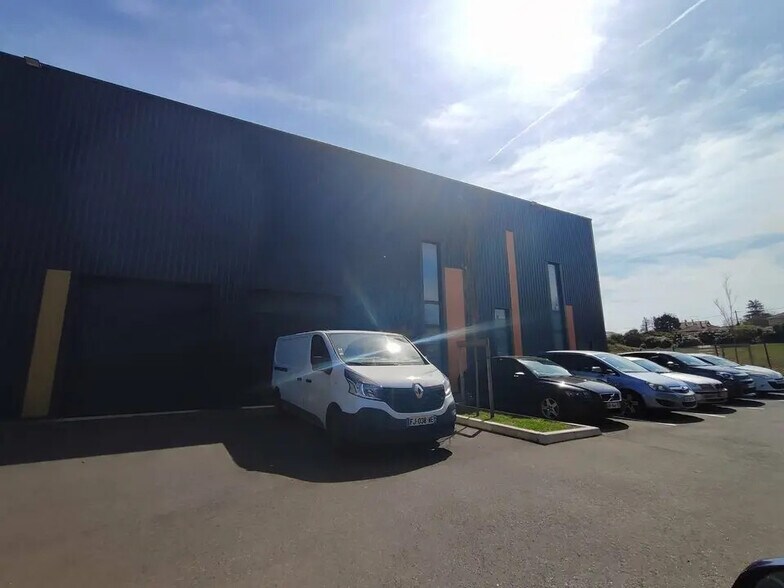 Local d'activités dans Villefontaine à vendre - Photo du bâtiment - Image 3 de 9