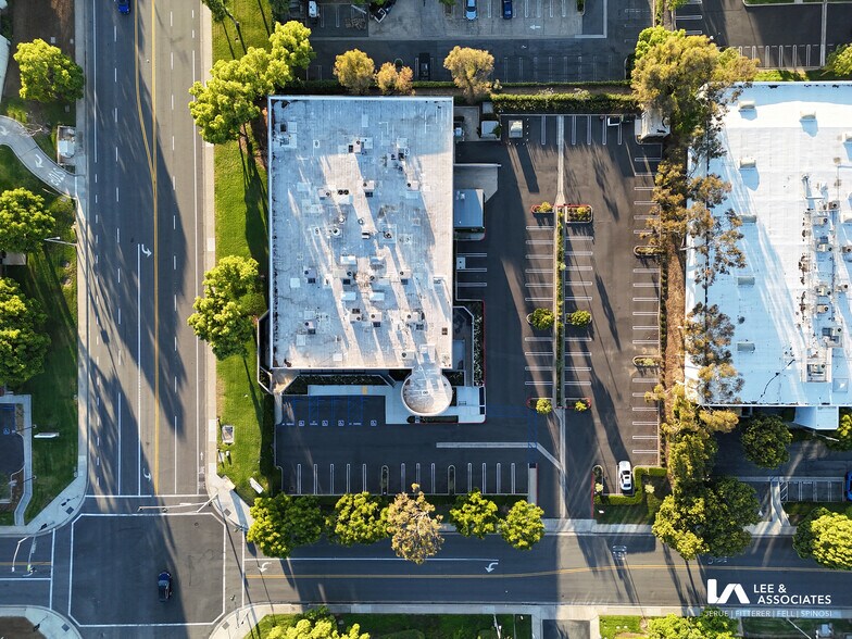 6 Thomas, Irvine, CA à louer - Photo du bâtiment - Image 3 de 4