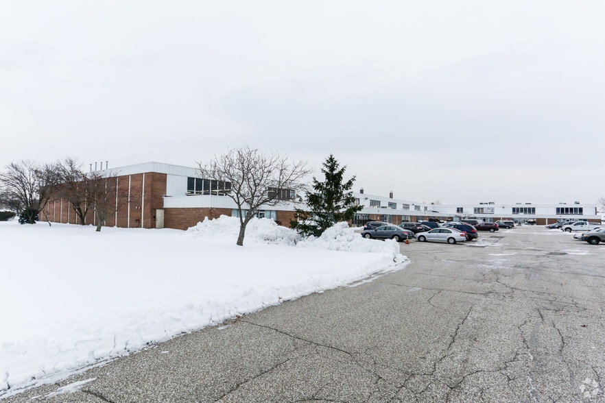 761 Beta Dr, Mayfield Village, OH à louer - Photo du bâtiment - Image 1 de 9