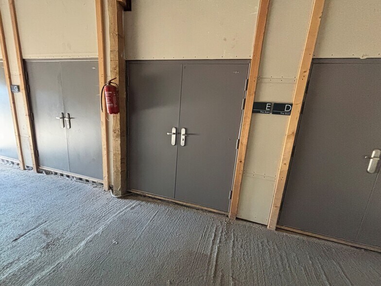 Crawley Rd, Bedford for lease - Building Photo - Image 3 of 17