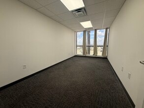 7506-7560 NW 70th St, Miami, FL à louer Photo intérieure- Image 2 de 21