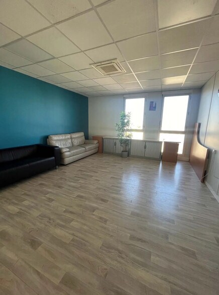 Bureau dans Montigny-le-Bretonneux à vendre - Photo intérieure - Image 3 de 10