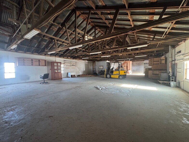 25 Degnon Blvd, Bay Shore, NY à louer - Photo du bâtiment - Image 2 de 9