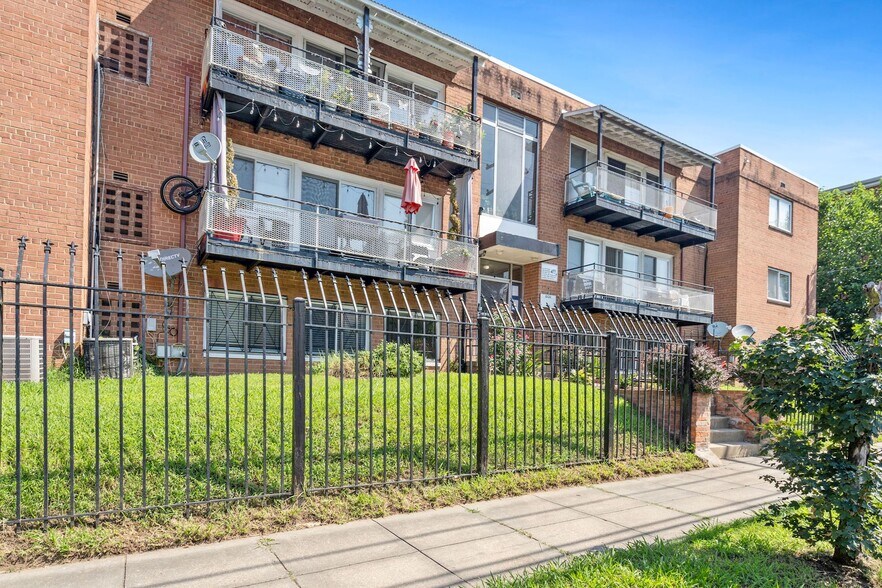 808 Chesapeake St SE, Washington, DC à vendre - Photo du bâtiment - Image 1 de 13