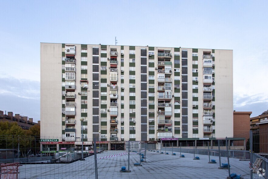 Calle del Camino de los Vinateros, 15, Madrid, Madrid à louer - Photo du bâtiment - Image 2 de 4