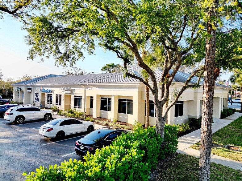 7385 Radio Rd, Naples, FL à louer - Photo du bâtiment - Image 2 de 5
