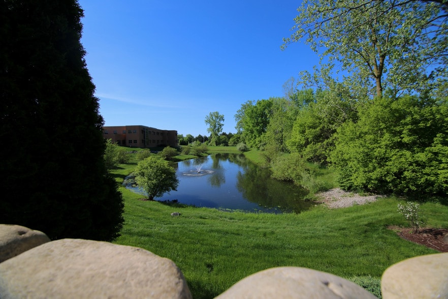 11 Atrium Dr, Okemos, MI à vendre - Photo du bâtiment - Image 2 de 11