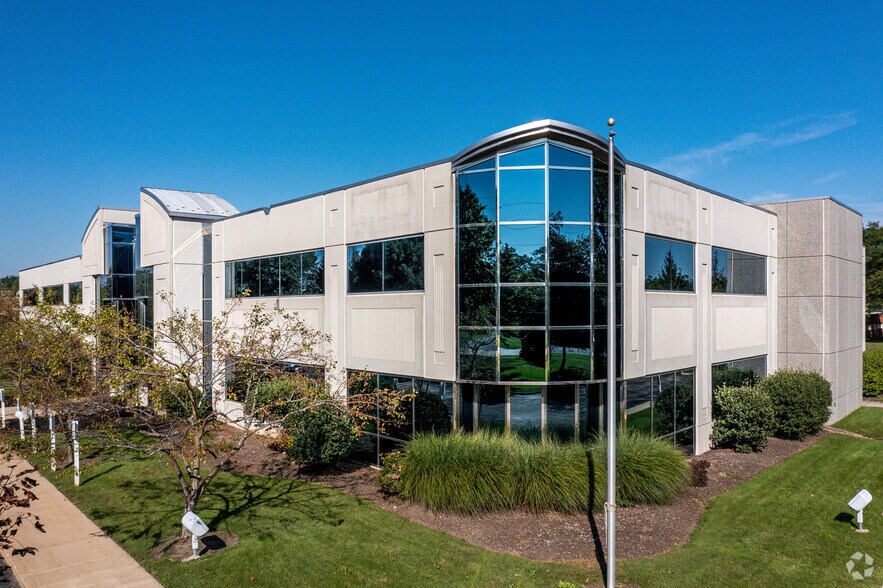 32125 Solon Rd, Solon, OH à louer - Photo du bâtiment - Image 1 de 6