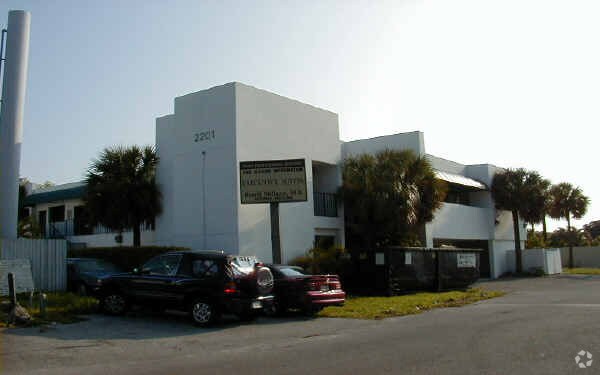 2201 NE 52nd St, Lighthouse Point, FL à vendre - Photo du bâtiment - Image 3 de 60