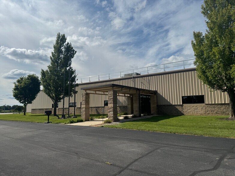 803 H L Thompson Jr Dr, Ashley, IN à louer - Photo du bâtiment - Image 3 de 11