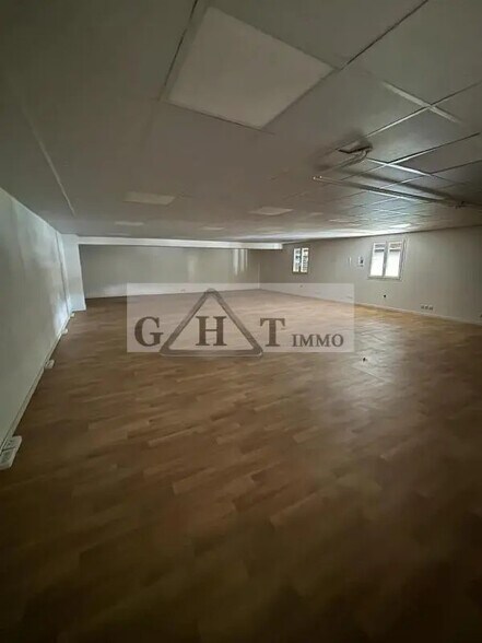 Office in Montreuil for lease - Interior Photo - Image 2 of 4