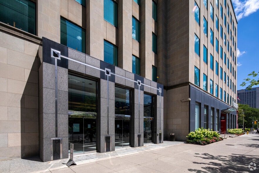 375 University Ave, Toronto, ON for lease - Building Photo - Image 2 of 8