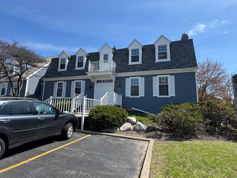 1626 W Colonial Pky, Inverness, IL à vendre - Photo du bâtiment - Image 2 de 37