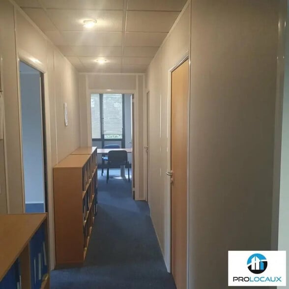 Office in Grenoble for lease - Interior Photo - Image 1 of 12