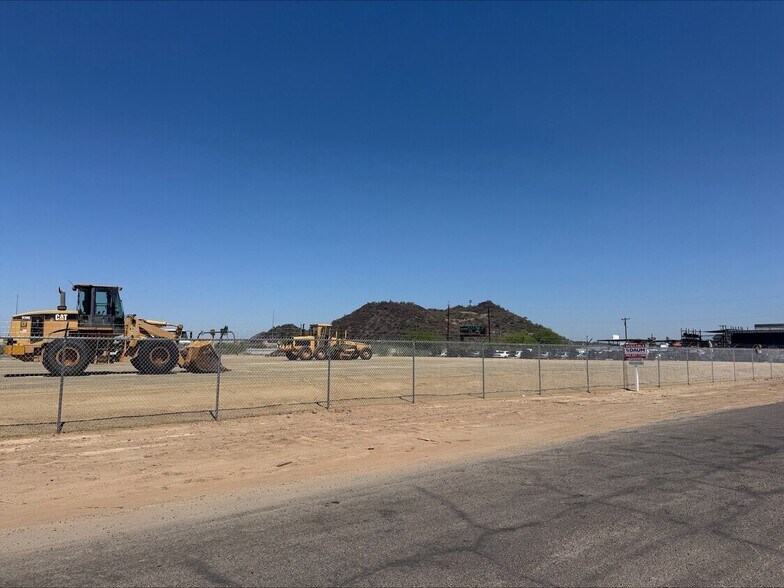 22201 N Black Canyon Hwy, Phoenix, AZ à louer - Photo du bâtiment - Image 2 de 2