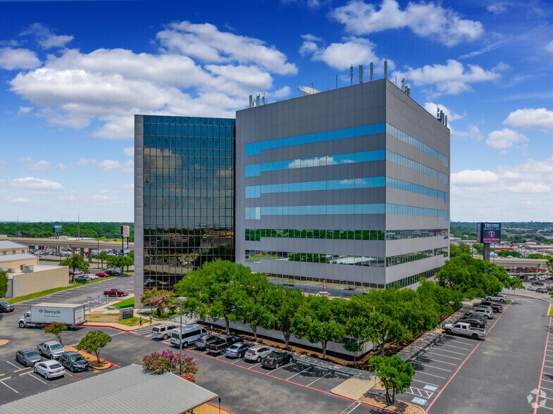 6100 Bandera Rd, San Antonio, TX à louer - Photo du bâtiment - Image 2 de 26