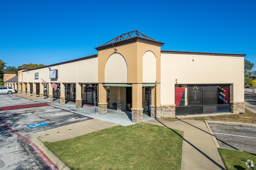 800-810 W Arapaho Rd, Richardson, TX à louer - Photo du bâtiment - Image 1 de 6