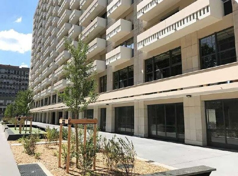 Office in Lyon for lease - Building Photo - Image 2 of 6