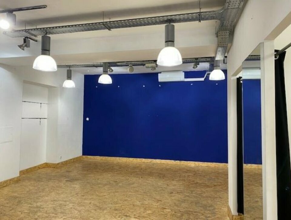 Retail in Marseille for lease Interior Photo- Image 1 of 4