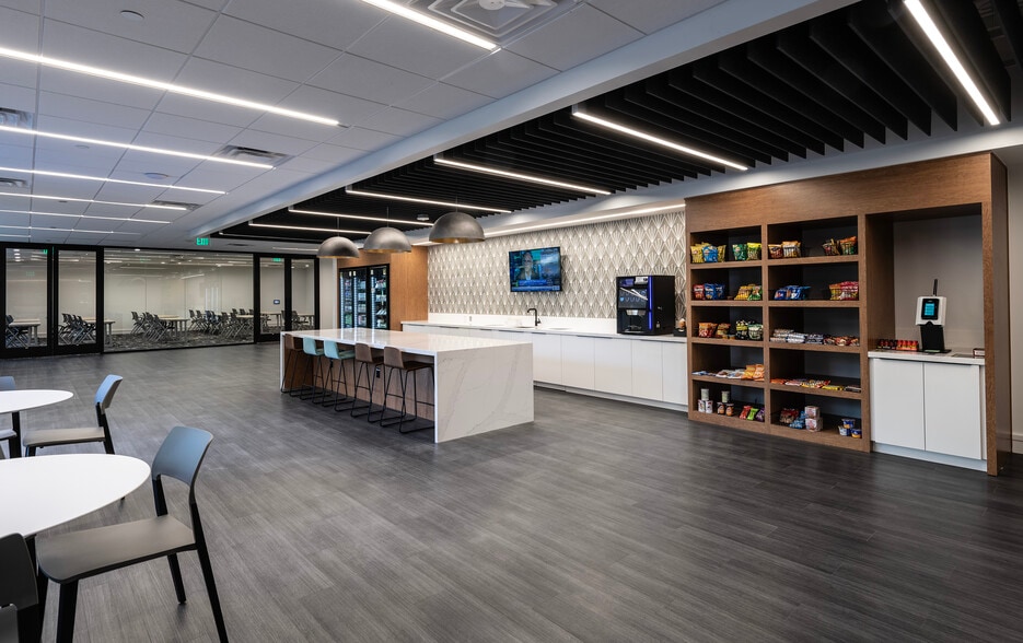 8800 N Gainey Center Dr, Scottsdale, AZ for lease - Interior Photo - Image 3 of 7
