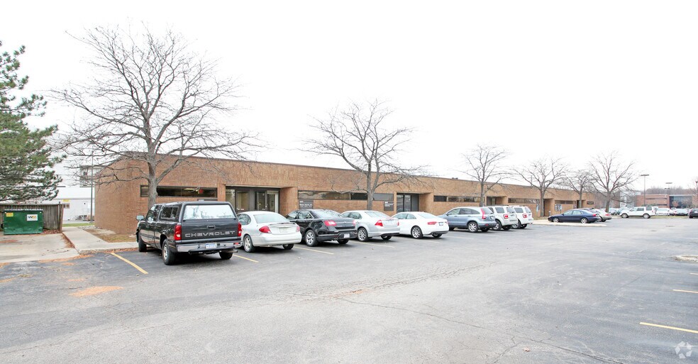 43301-43391 Commons Dr, Clinton Township, MI à louer - Photo du bâtiment - Image 1 de 2