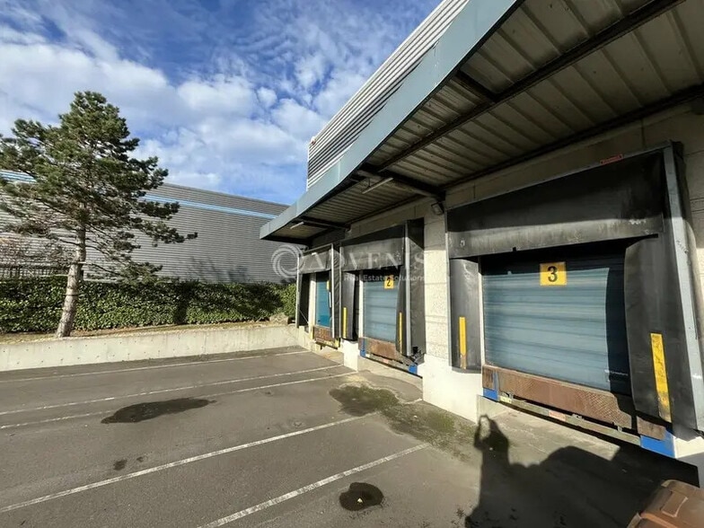 Flex in Lisses for lease - Building Photo - Image 3 of 12