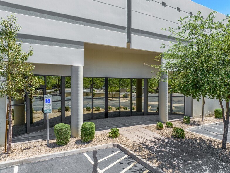 9185 S Farmer Ave, Tempe, AZ à louer - Photo du bâtiment - Image 3 de 8