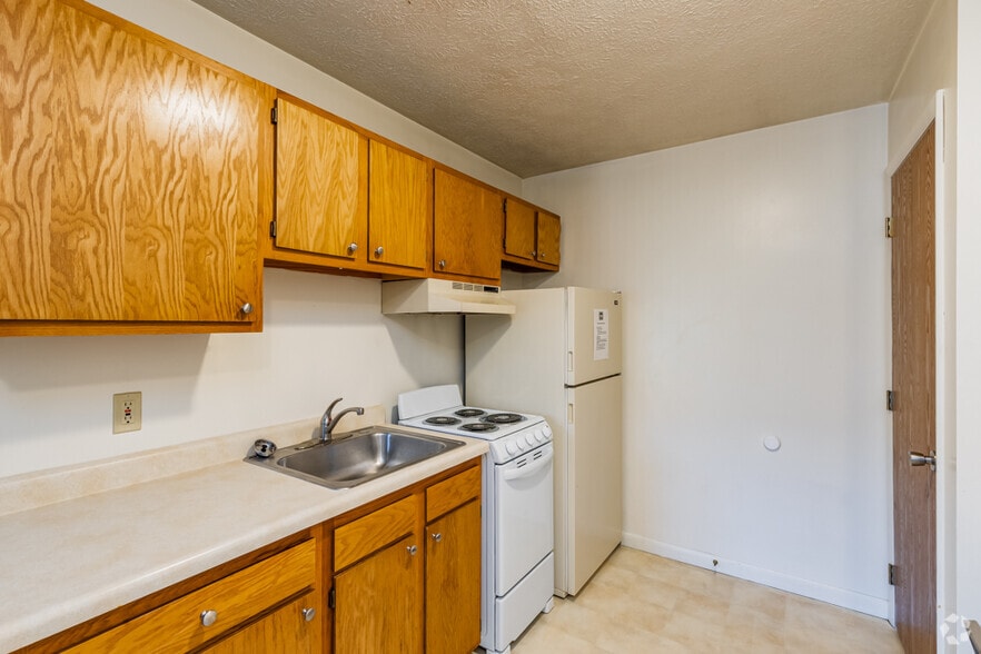 1227 Maple St, Indiana, PA for sale - Interior Photo - Image 2 of 39