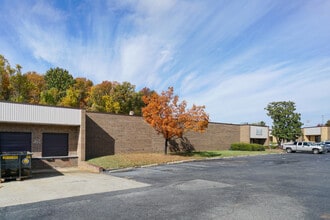 326 Edwardia Dr, Greensboro, NC à louer Photo du bâtiment- Image 2 de 6