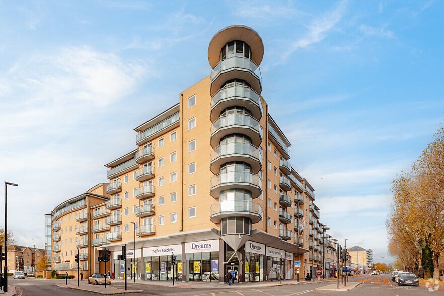 Wilton Parade High St, Feltham for lease - Primary Photo - Image 1 of 3