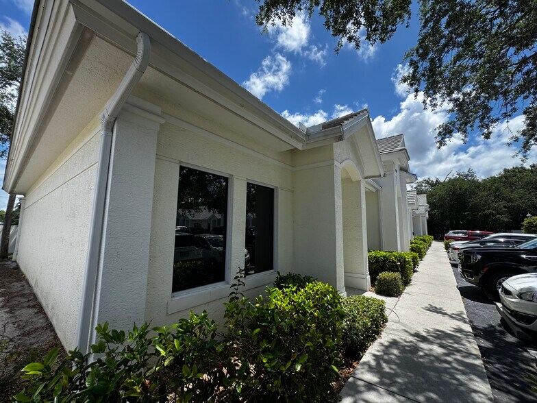 3447 Pine Ridge Rd, Naples, FL à louer - Photo du bâtiment - Image 2 de 4