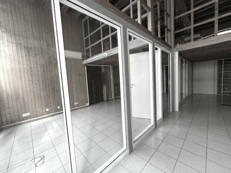 Office in Grenoble for sale - Building Photo - Image 2 of 5