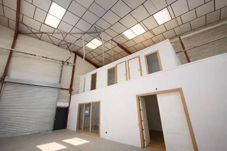 Office in Vaulx-en-Velin for lease - Interior Photo - Image 2 of 6
